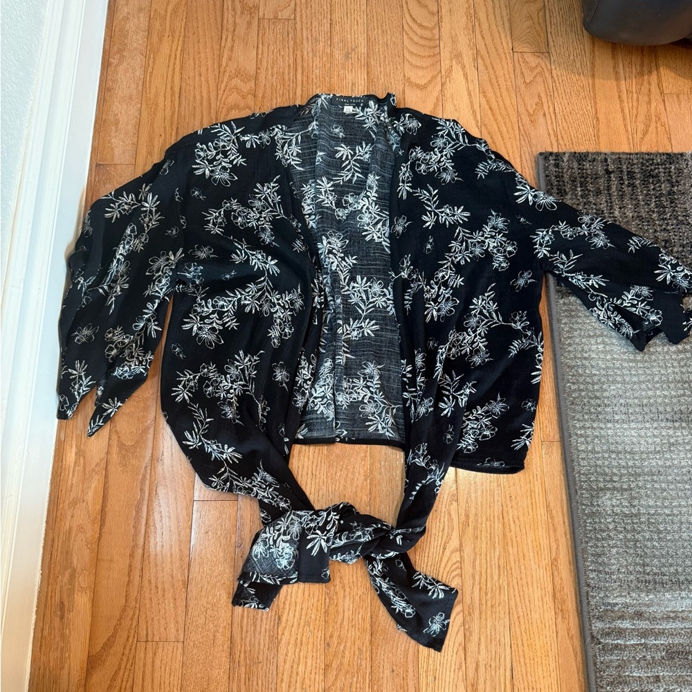 Final Touch Black and White Floral Kimono top small open front tie front top